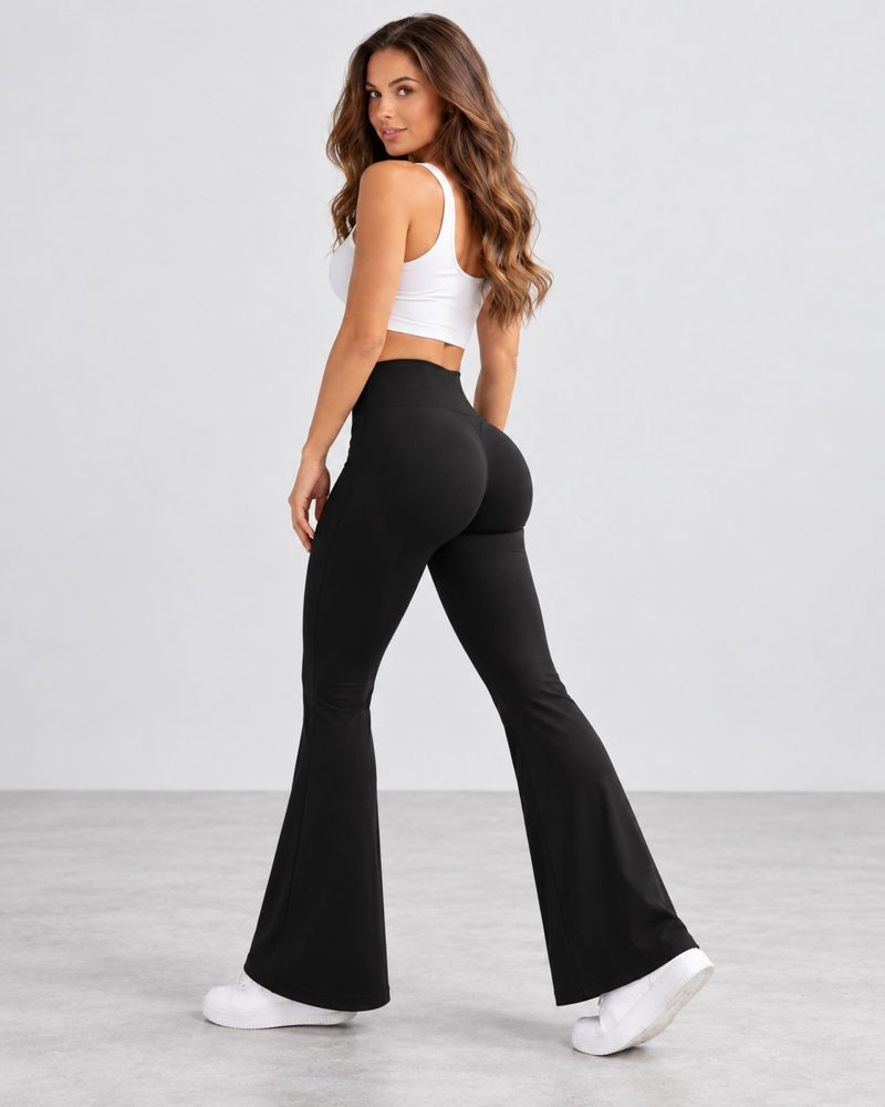 Modelo de espaldas con el pantalón bota campana negro de tiro alto